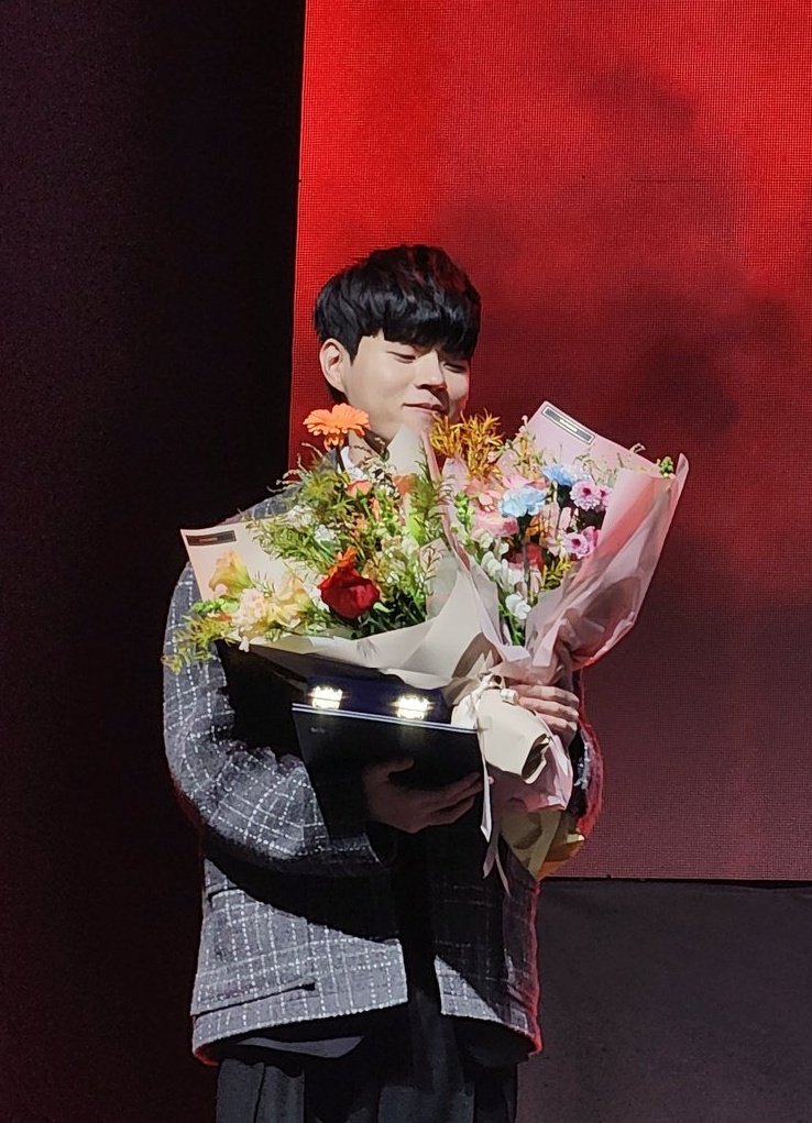 경기장에서 다시 보게 되는 날을 기다리며,
데프트 선수님의 데뷔 12주년을 축하합니다🎉
#데프트의_새로운_봄을_기다리며
#Once_you_play_God_again
#Deft_12th_Debut_Anniversary