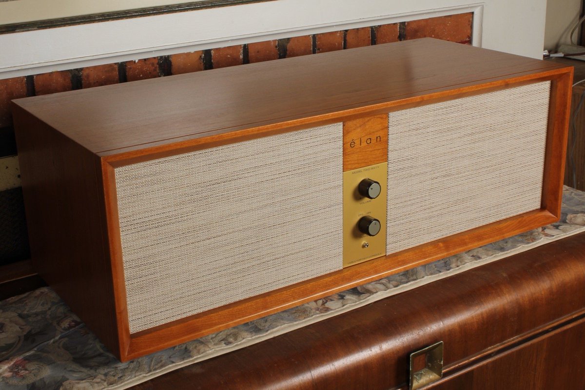 Daviesmolding's tweet image. 🎶👀 Spotted: a stunning antique console radio with vintage Davies Molding knobs! Our commitment to quality makes us the go-to for premium knobs. Elevate your devices with our timeless craftsmanship! #DaviesMolding #QualityCraftsmanship #vintageknobs