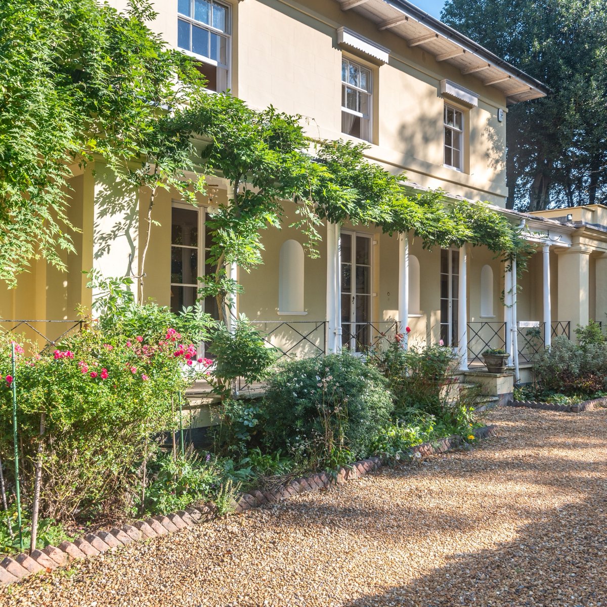 struttandparker's tweet photo. Barclay House feels as if it has been plucked straight from the pages of a Jane Austen novel. We love its period features, including high ceilings, sash windows, and original fireplaces - all of which are a nod to the Regency era: https://t.co/wRrU3VZZ5G https://t.co/qDAXFozDeu