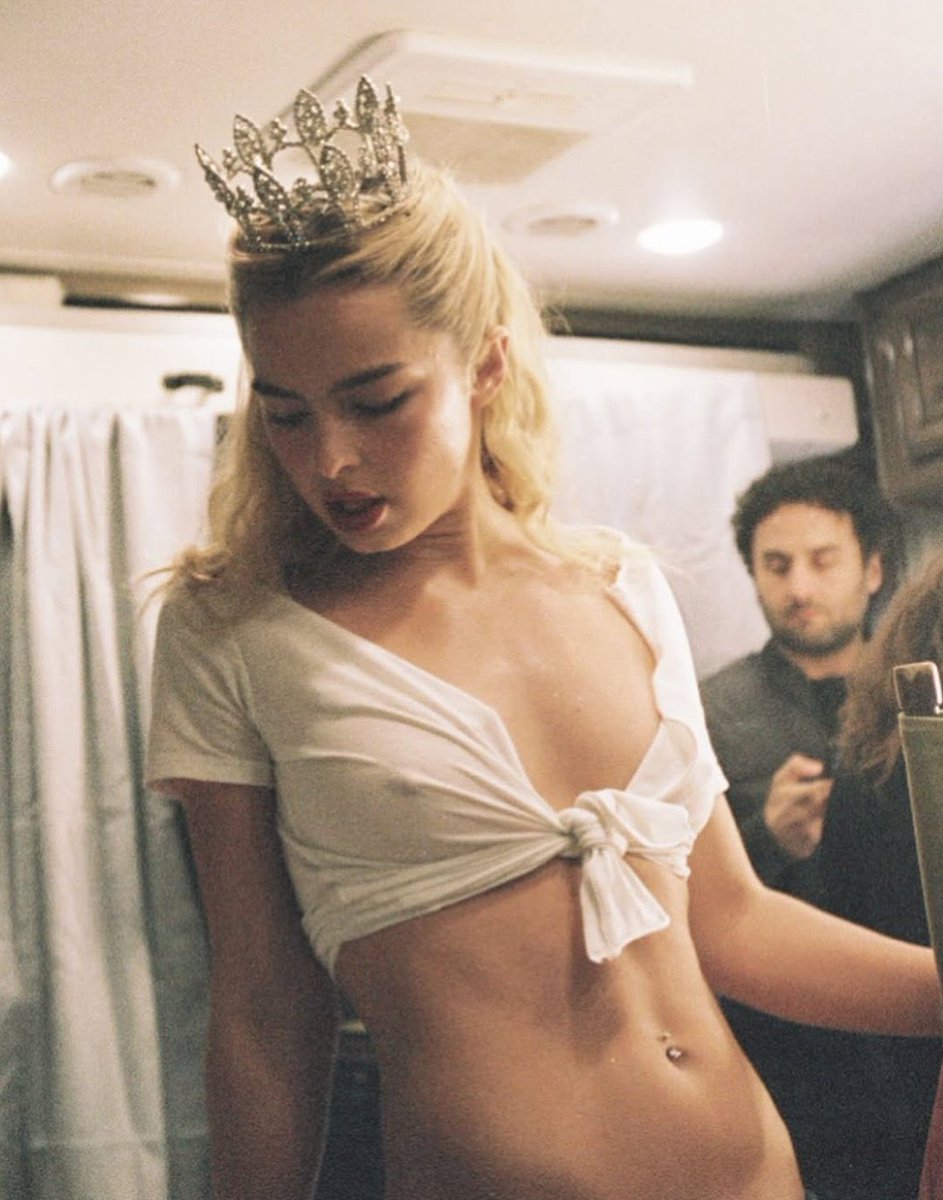 AddisonRaeHot's tweet photo. Our queen 👸#party #ytidun https://t.co/9iWRZCqBru