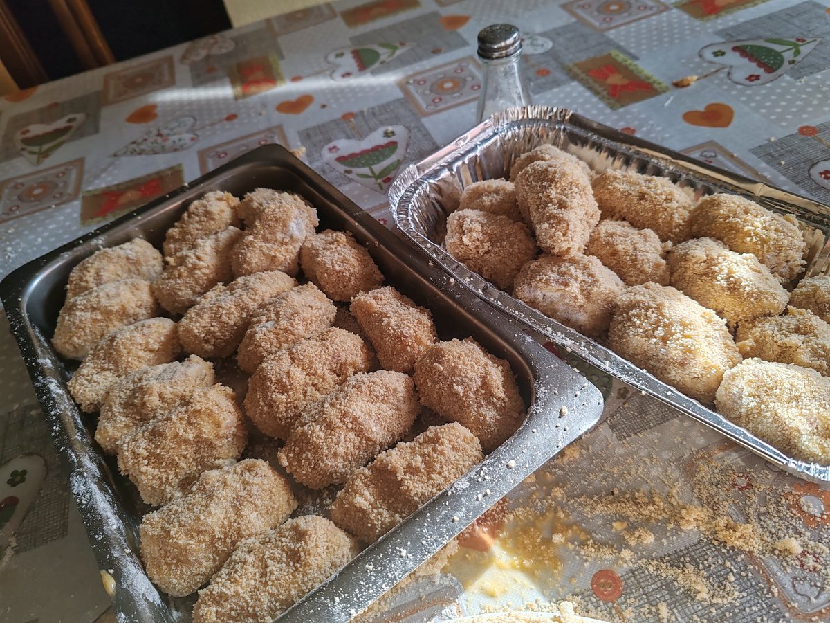 MariaLeivag's tweet image. Como manda la tradición...

Al lío con preparar las croquetas (jamón, pollo y cocido) para llevarlas al #LibroForumSevilla de @KmleonBooks 😝

PD: Tranquis que para el LibroForum Murcia también habrán 😏