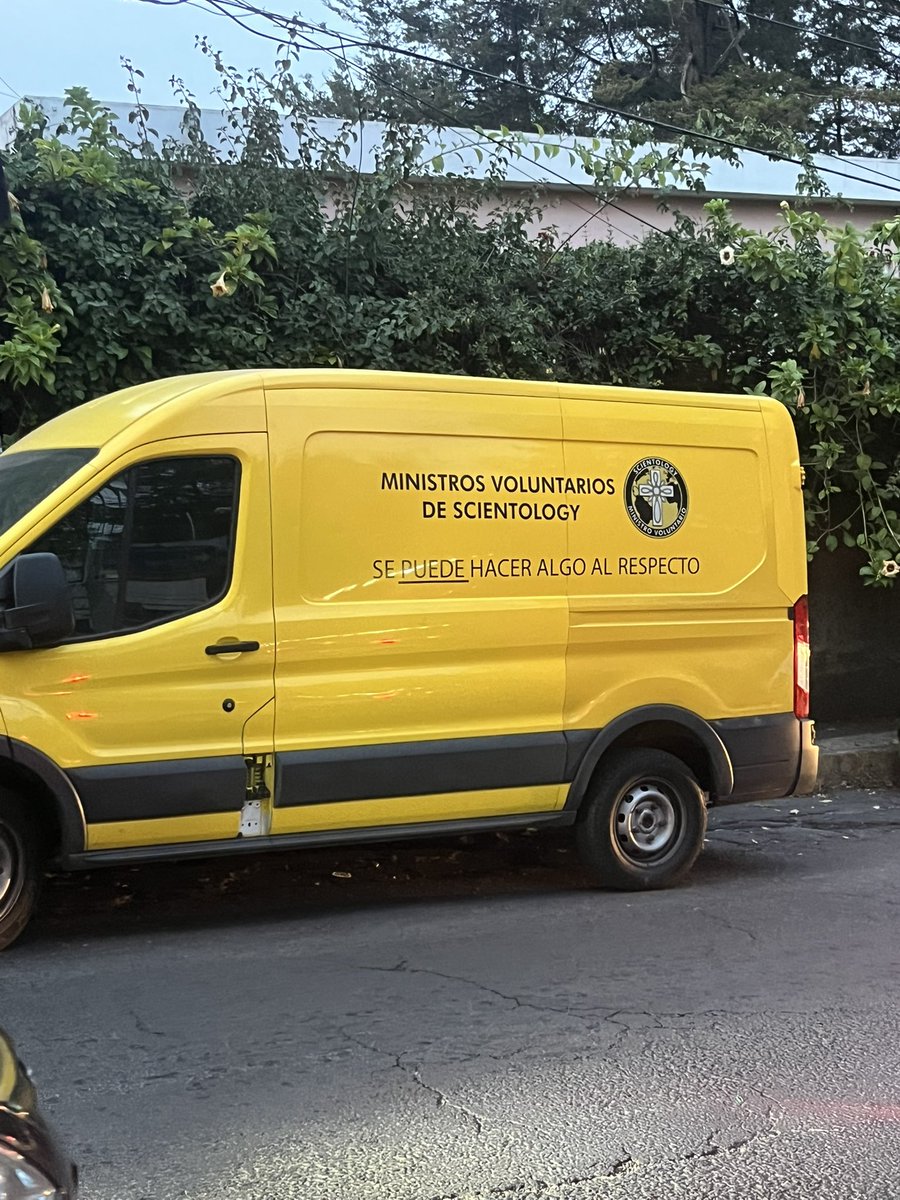 emehachea's tweet photo. Camioneta estacionada hace días en #PrivadaDeCedros Obstaculiza visibilidad; estorba y ocupa un espacio permanente ‼️ ⚠️ #Unipol @LopezCasarinJ @AlcaldiaAO @UCS_GCDMX @AAOmx @NoMasCondosAO @VillaVerdunAO ¿Se puede hacer algo al respecto? (Parece ironía…!) https://t.co/gcyoOpde5t