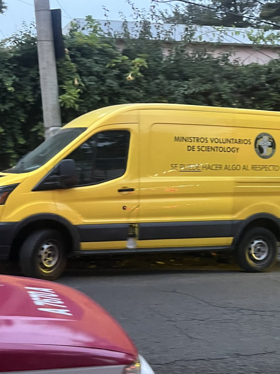 emehachea's tweet photo. Camioneta estacionada hace días en #PrivadaDeCedros Obstaculiza visibilidad; estorba y ocupa un espacio permanente ‼️ ⚠️ #Unipol @LopezCasarinJ @AlcaldiaAO @UCS_GCDMX @AAOmx @NoMasCondosAO @VillaVerdunAO ¿Se puede hacer algo al respecto? (Parece ironía…!) https://t.co/gcyoOpde5t