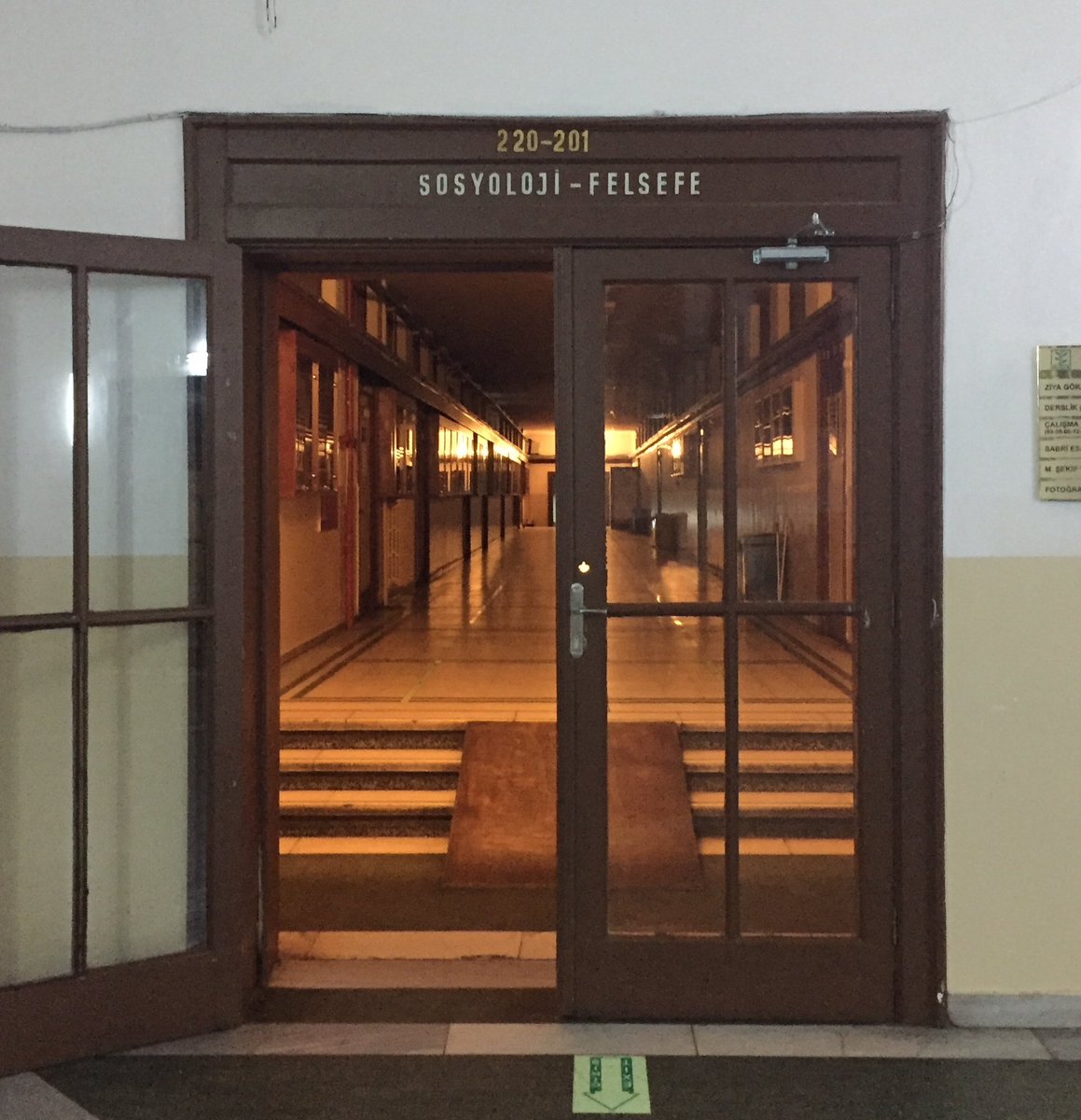 Bu koridorda yürümeyeli neredeyse yıllar olsa da değerli hocalarımın beni dün gibi içtenlikle karşılamalarının verdiği evimde olma hissini anlatamam.