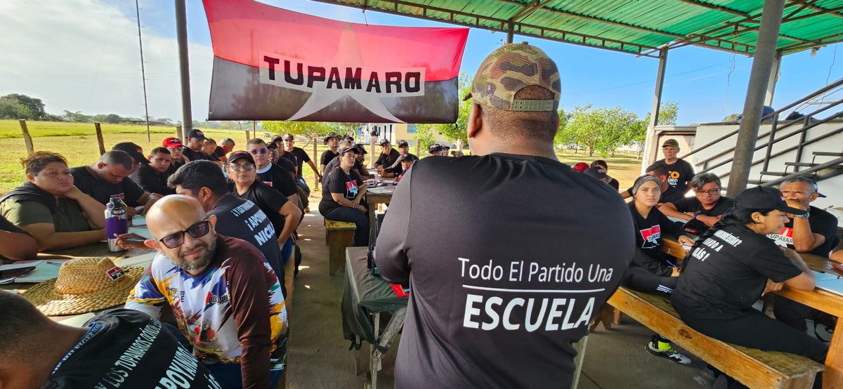 TupamaroMRT_'s tweet photo. "Un líder revolucionario debe ser capaz de guiar y organizar para lograr un objetivo común."
Marulanda Vélez.

🔴⚫  Nuestro camarada @DavidTupamaro Secretario Nacional de Formación, desarrolló el módulo del Don de Mando.

#TodoElPartidoUnaEscuela https://t.co/dBeHKYCcWj