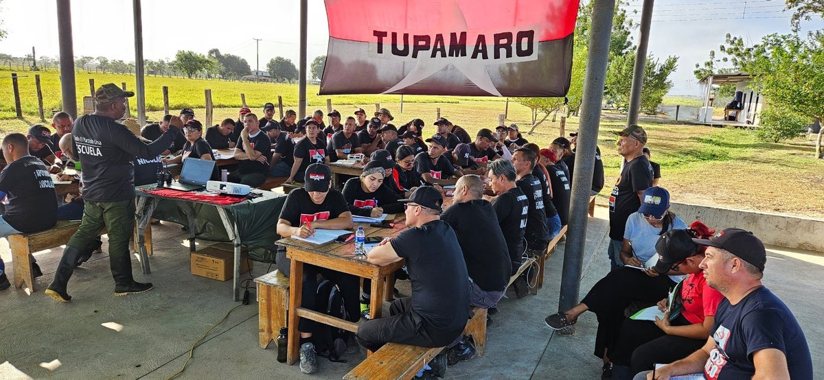 "Un líder revolucionario debe ser capaz de guiar y organizar para lograr un objetivo común."
Marulanda Vélez.

🔴⚫  Nuestro camarada <a href="/DavidTupamaro/">David Aguilera</a> Secretario Nacional de Formación, desarrolló el módulo del Don de Mando.

#TodoElPartidoUnaEscuela
