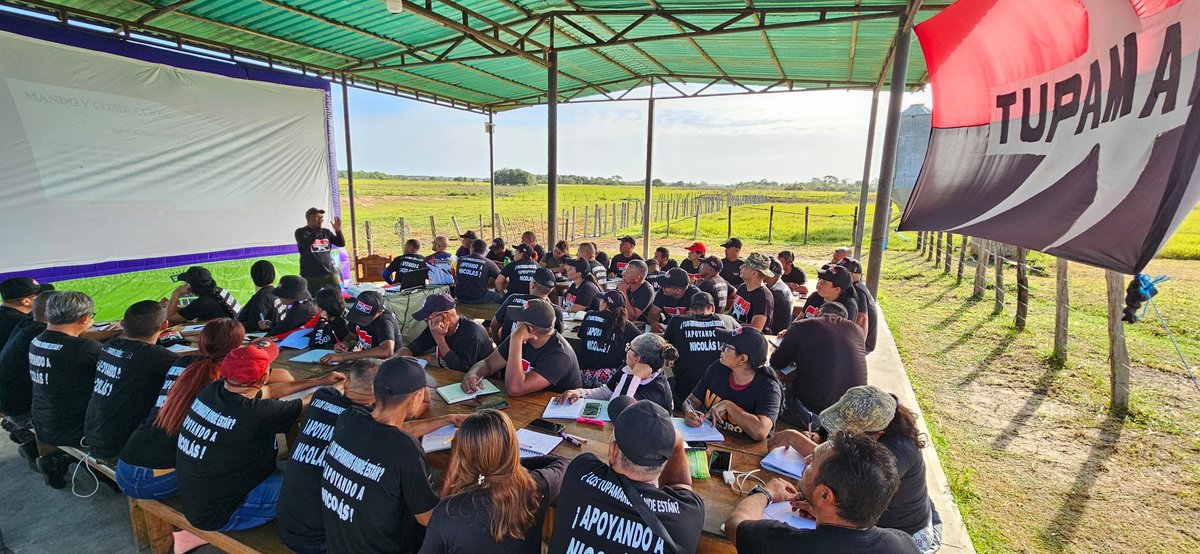 TupamaroMRT_'s tweet photo. "Un líder revolucionario debe ser capaz de guiar y organizar para lograr un objetivo común."
Marulanda Vélez.

🔴⚫  Nuestro camarada @DavidTupamaro Secretario Nacional de Formación, desarrolló el módulo del Don de Mando.

#TodoElPartidoUnaEscuela https://t.co/dBeHKYCcWj