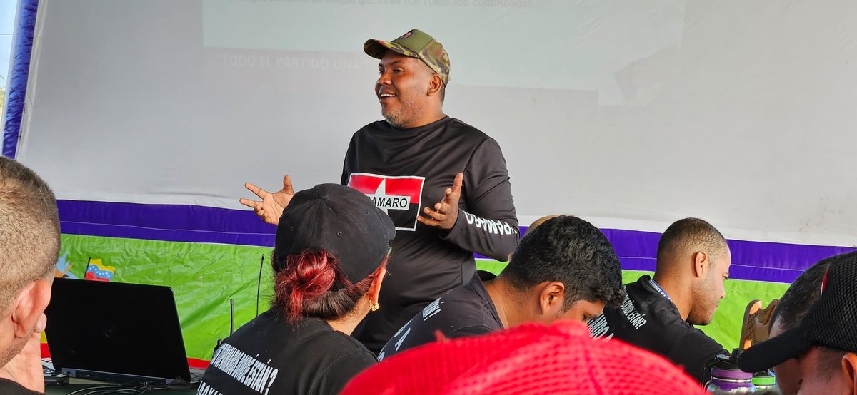 TupamaroMRT_'s tweet photo. "Un líder revolucionario debe ser capaz de guiar y organizar para lograr un objetivo común."
Marulanda Vélez.

🔴⚫  Nuestro camarada @DavidTupamaro Secretario Nacional de Formación, desarrolló el módulo del Don de Mando.

#TodoElPartidoUnaEscuela https://t.co/dBeHKYCcWj