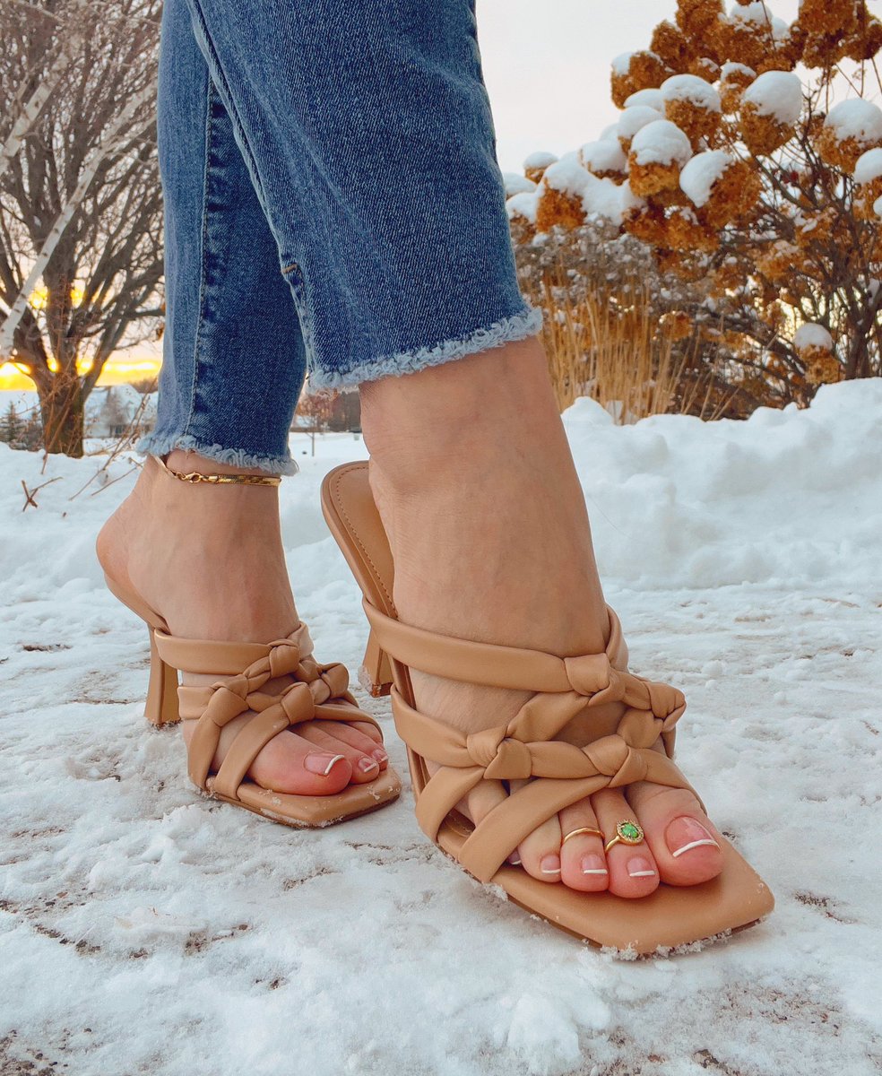 Been loving wearing two toe rings for pictures lately🤍 Happy Toesday!!!
