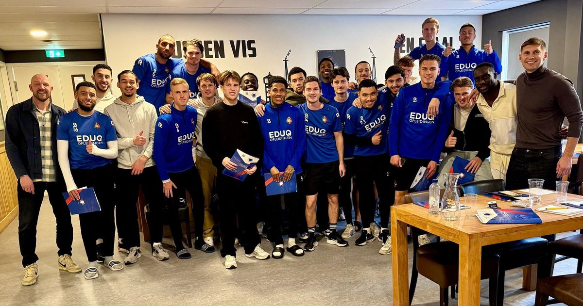 spelersvakbond's tweet image. Lev &amp;amp; Arjan bij de Witte Leeuwen…! 

VVCS Spelersgroepbezoek bij Telstar. Goed bezoek, leuke groep, interessante gesprekken. 

Dank @telstar1963nv voor het mooie onthaal! 
📚⚽️💫🏟️🦁🚗💨 

#vvcs #spelersgroepbezoek 
@elevchenko #arjanebbinge 
#telstar #sctelstar