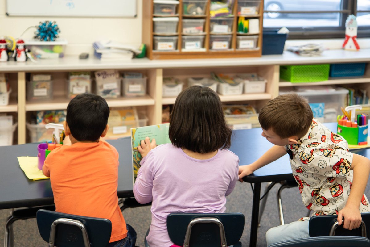 Hilliard Schools (@hilliardschools) on Twitter photo Our 1st graders <a href="/HoffmanTrailsEl/">Hoffman Trails Elem</a> are diving deep into reading with Geodes! These captivating books help build phonics skills while sparking curiosity about the world. Whether in small groups or buddy reading, students are excited to explore new topics and grow as readers! Our 1st graders <a href="/HoffmanTrailsEl/">Hoffman Trails Elem</a> are diving deep into reading with Geodes! These captivating books help build phonics skills while sparking curiosity about the world. Whether in small groups or buddy reading, students are excited to explore new topics and grow as readers!