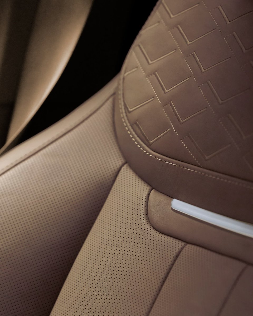 GVLLuxury's tweet photo. Let's get into the DETAILS of this 2024 #RangeRover SV ✨ https://t.co/NPsGkTp0cr https://t.co/wNYDNckKyp