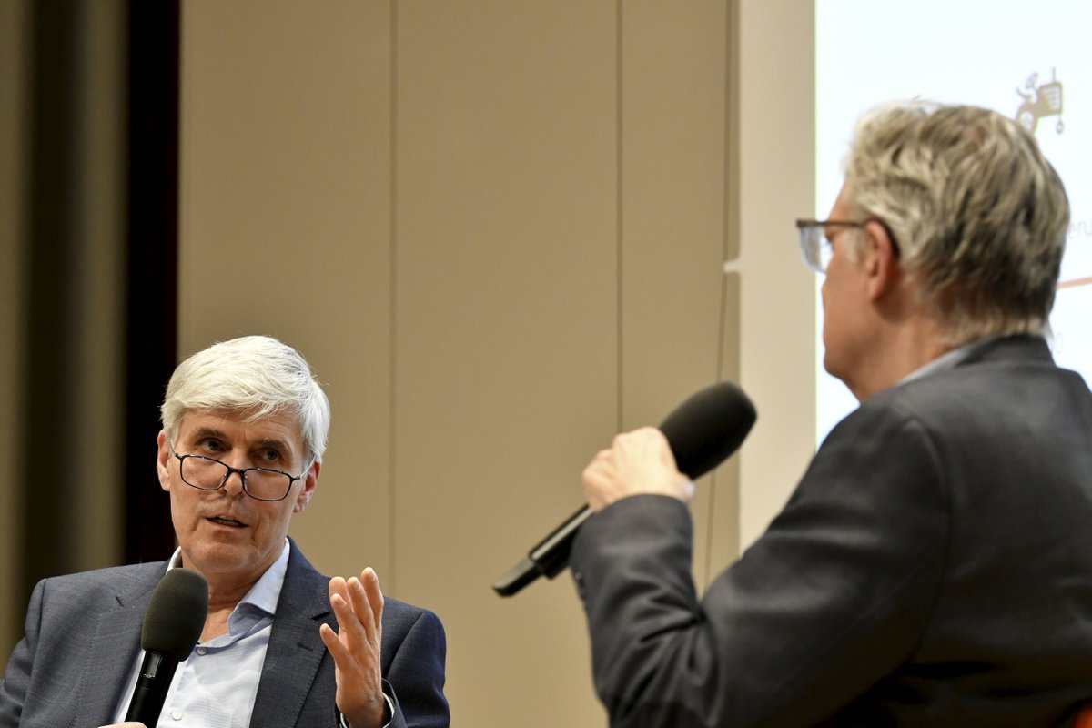 mosse_lectures's tweet photo. [medienecho]:

»Transformationen der Landwirtschaft zwischen Zeilensaat und Reallaboren« – So der Titel von Torsten Flühs lesenswerter Besprechung des Vortrags von Frank A. Ewert auf NightOut@Berlin: https://t.co/QW6HbG31Uq

Wir wünschen viel Freude bei der Lektüre! https://t.co/kluX17kUF6