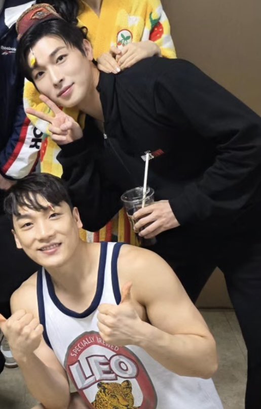 오늘 얼굴 진짜 주사위 1227임.... 너무 느좋임...