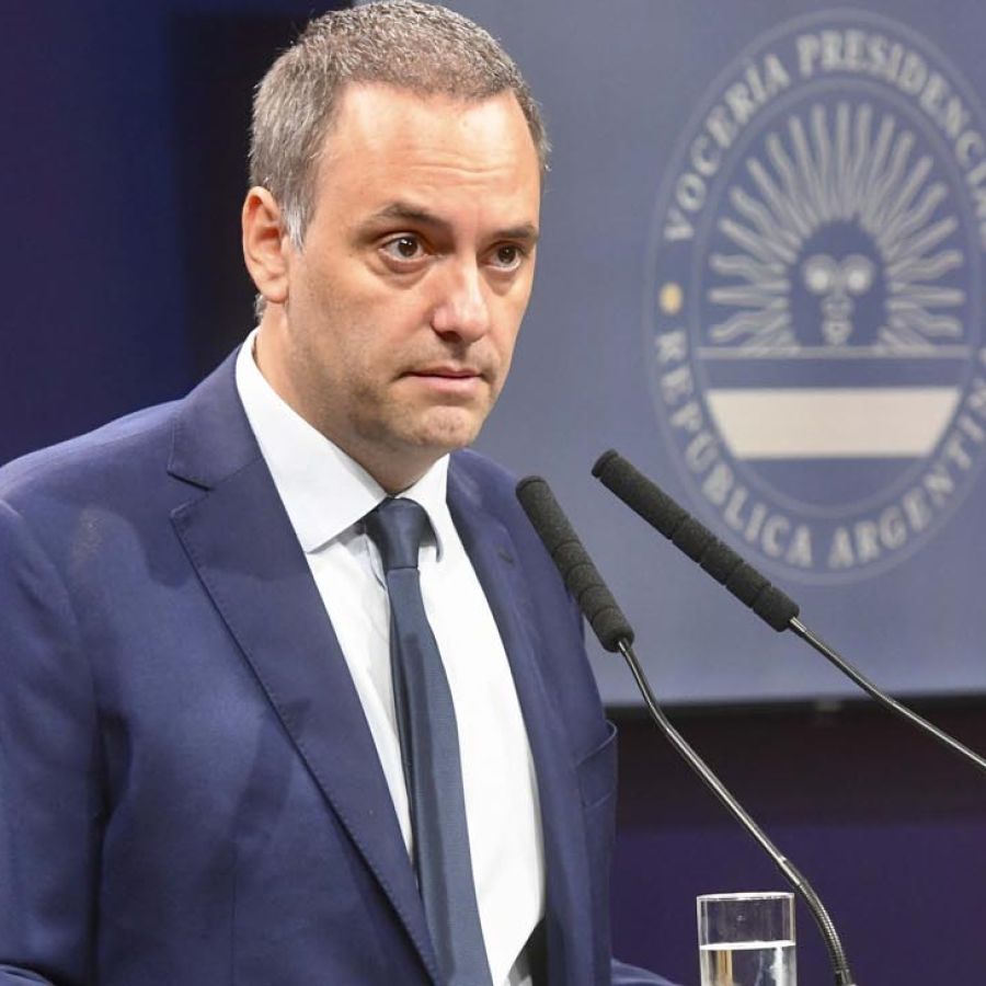 Adorni sobre la intervención de Santiago Caputo en la entrevista a Milei:

"Equivocado en mi parecer y del presidente, Santiago Caputo corta la entrevista"

"Caputo notó que podía prestar a la confusión y cortó la nota"

"Milei le dijo que había sido innecesaria la interrupción"
