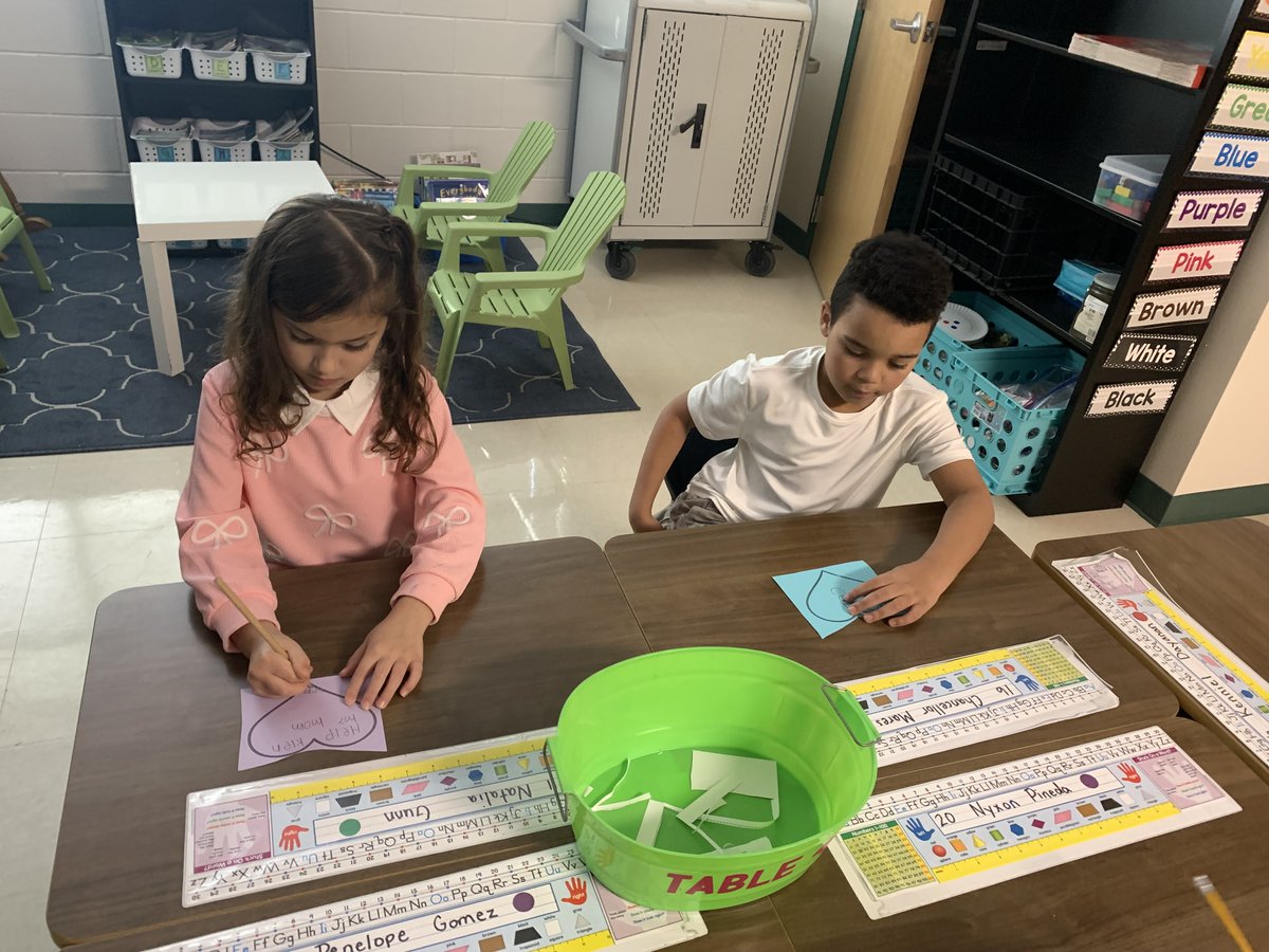 Mrs_ABarrett's tweet photo. In celebration of @RAKDay we celebrated with our Pre-K - 2 students by reading "Try a Little Kindness" then creating a hallway display with all their acts of kindness! @NISDCounseling @NISDWernli @MsGarza17 @mrsfeldt5 @lorimshaw @NCANorthside #RootEdWernli https://t.co/jAClV4JlZh