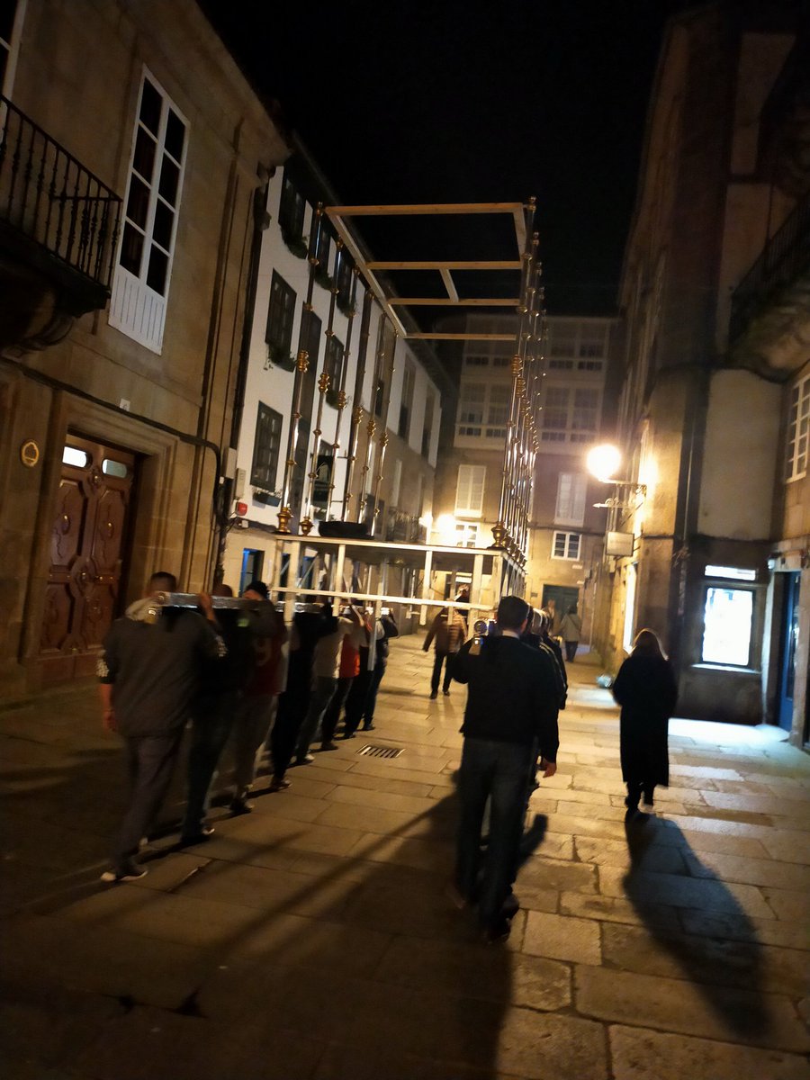 En la noche de ayer, algunos de nuestros porteadores hicieron el recorrido de nuestra estación de penitencia con la estructura del palio para Nuestra Señora de la Serenidad.