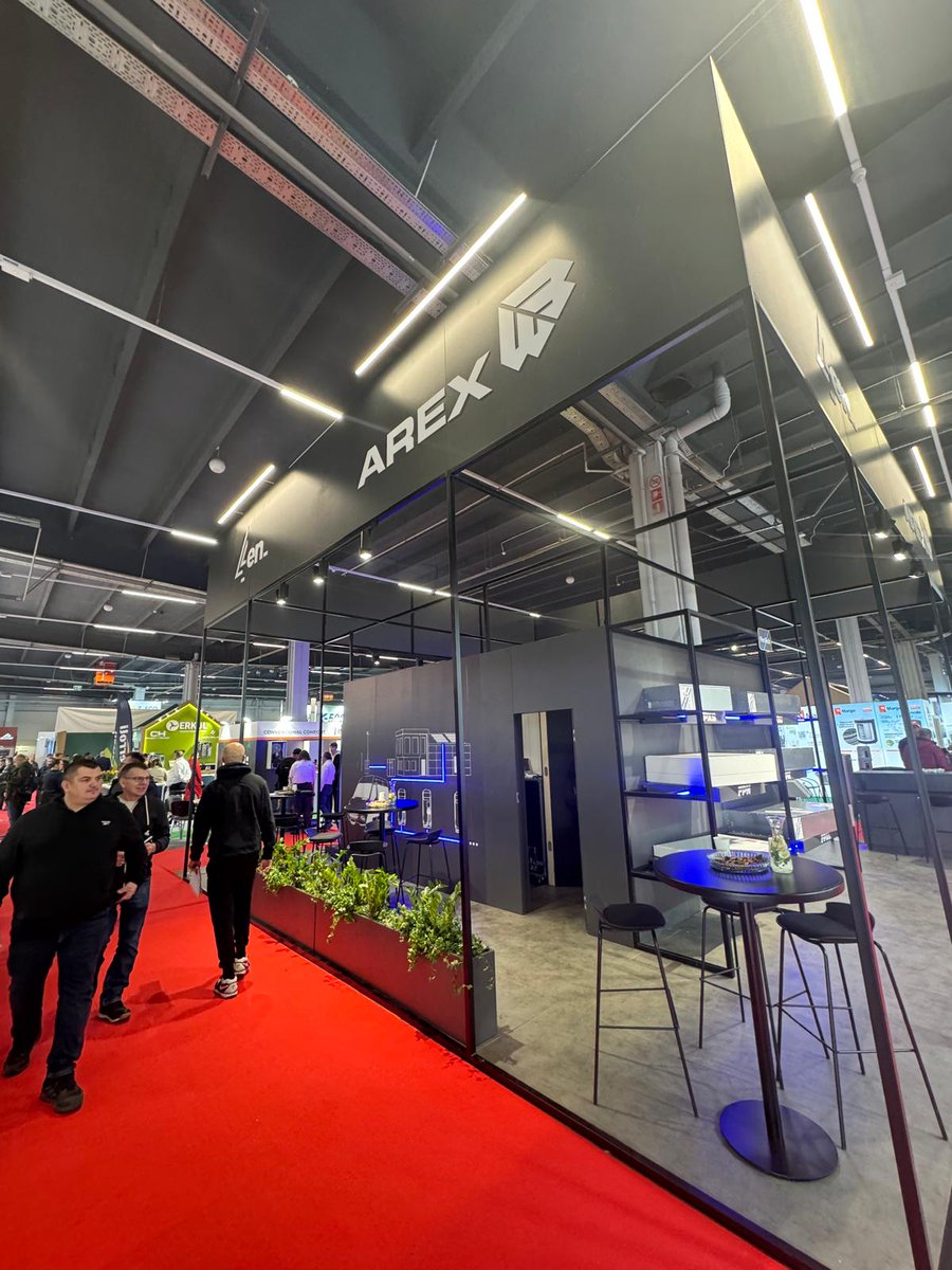 WBGroup_PL's tweet photo. Spółki @WBGroup_PL #AREX i #4EN prezentują swoje rozwiązania na targach ENEX 2025/@TargiKielce w pawilonie B11 w hali 4. W Kielcach odbyła się premiera innowacyjnego magazynu energii #FlexPowerD. 

Nowy system to odpowiedź na rosnące zapotrzebowanie na elastyczne i efektywne magazynowanie energii. FlexPower D ma moc do 688 kW, dzięki czemu może stabilizować sieć i optymalizować zużycie energii. Pojemność magazynu wynosi do 1542 kWh (taka odmiana prezentowana jest na #ENEX), co jest idealnym rozwiązaniem do przechowywania energii. FlexPower D charakteryzuje modułowa konstrukcja, skalowalny magazyn można dostosować do różnych potrzeb użytkowników.