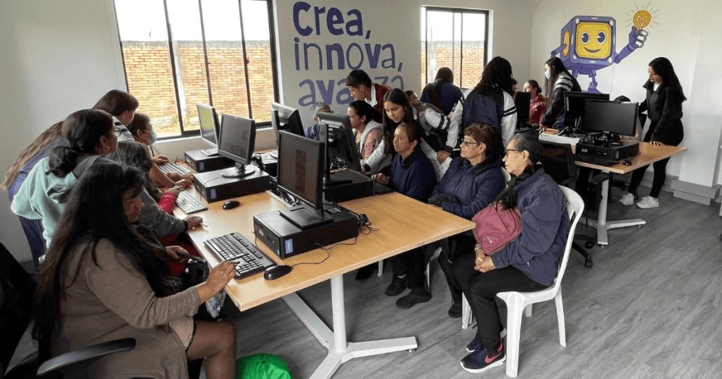 SecGeneralBog's tweet photo. 🛜La localidad de San Cristóbal recibió el primer #NodoDigital, un espacio para fortalecer el acceso a la tecnología, la formación en habilidades digitales y la conectividad. ¡Avanzamos!💻👩🏻‍💻
Todos los detalles: https://t.co/G3mjVlx7ib
¡La @SecGeneralBog #HaceQueLasCosasPasen! https://t.co/o68poNfz7X