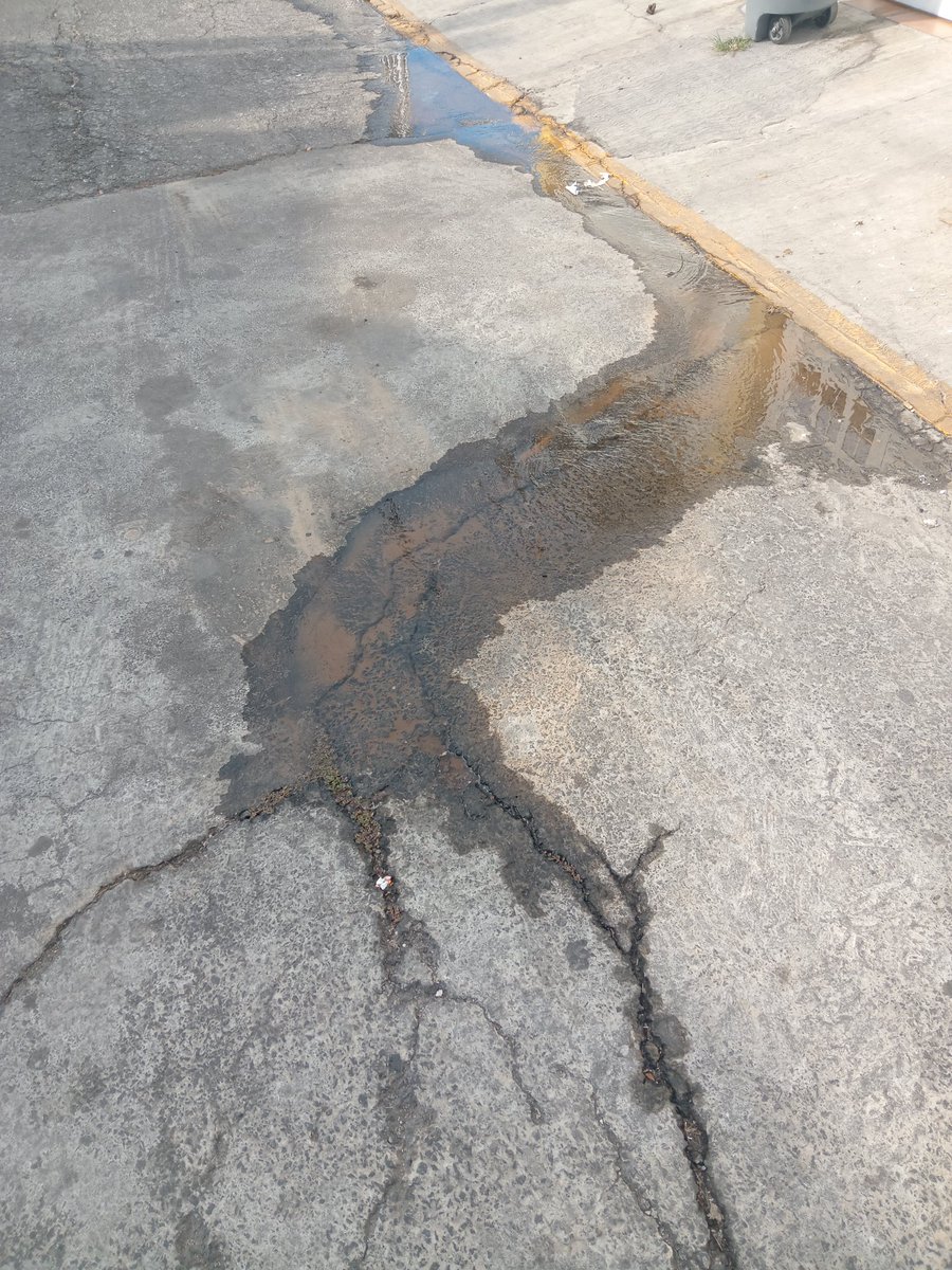 Joselyn_daf's tweet photo. Quiero reportar una fuga en avenida 471 #85 colonia san Juan de Aragón sección 7 delegación GAM @AtencionSacmex  @TuAlcaldiaGAM https://t.co/jk6oqVLoAB