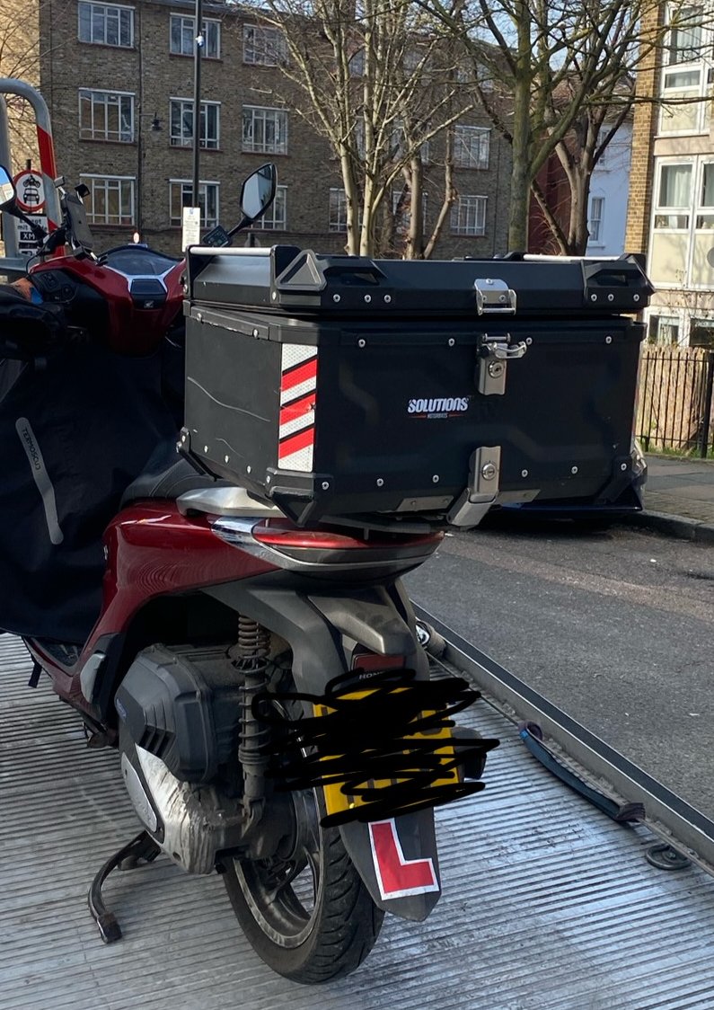 MPSArsenal's tweet image. We know the LTN's on Aubert Park are an issue so we conducted a joint traffic op with @IslingtonBC monitoring vehicles driving through them. Today we arrested one male on his moped for 7 offences after he attempted to make off! Officers safe and well and a cell space for one