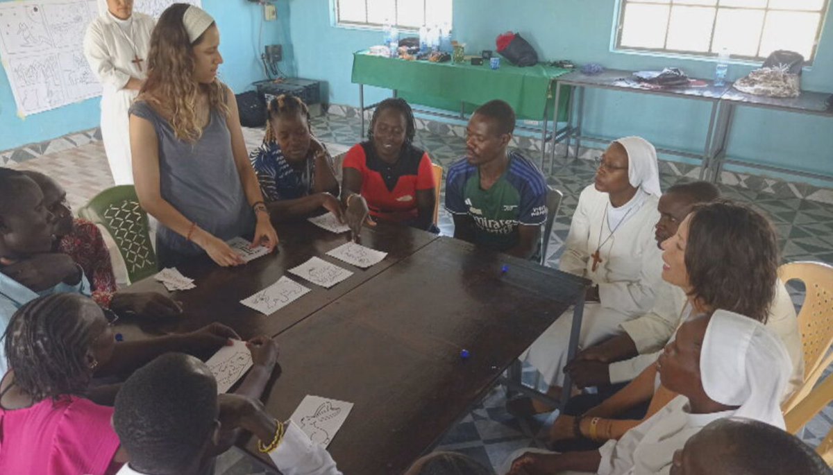 Ricardo Olmedo (@ricarolmedo) on Twitter photo Un grupo de profesionales de <a href="/EscuelaIdeo/">Escuela IDEO</a> analizó el nuevo currículum educativo de Kenia, elaboraron materiales adecuados y viajaron a la región de Turkana para echar una mano a profesores de allí. Cuento esta peculiar historia en <a href="/aventurasaber/">La Aventura del Saber</a> <a href="/la2_tve/">La 2</a> el próximo jueves 20. Un grupo de profesionales de <a href="/EscuelaIdeo/">Escuela IDEO</a> analizó el nuevo currículum educativo de Kenia, elaboraron materiales adecuados y viajaron a la región de Turkana para echar una mano a profesores de allí. Cuento esta peculiar historia en <a href="/aventurasaber/">La Aventura del Saber</a> <a href="/la2_tve/">La 2</a> el próximo jueves 20.