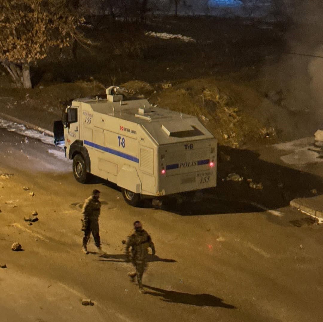 Van’a kayyum ataması sonrası sokağa çıkan örgüt destekçilerine karşı, Özel Harekat sahada! 🦅🇹🇷 #pöh #özelharekat