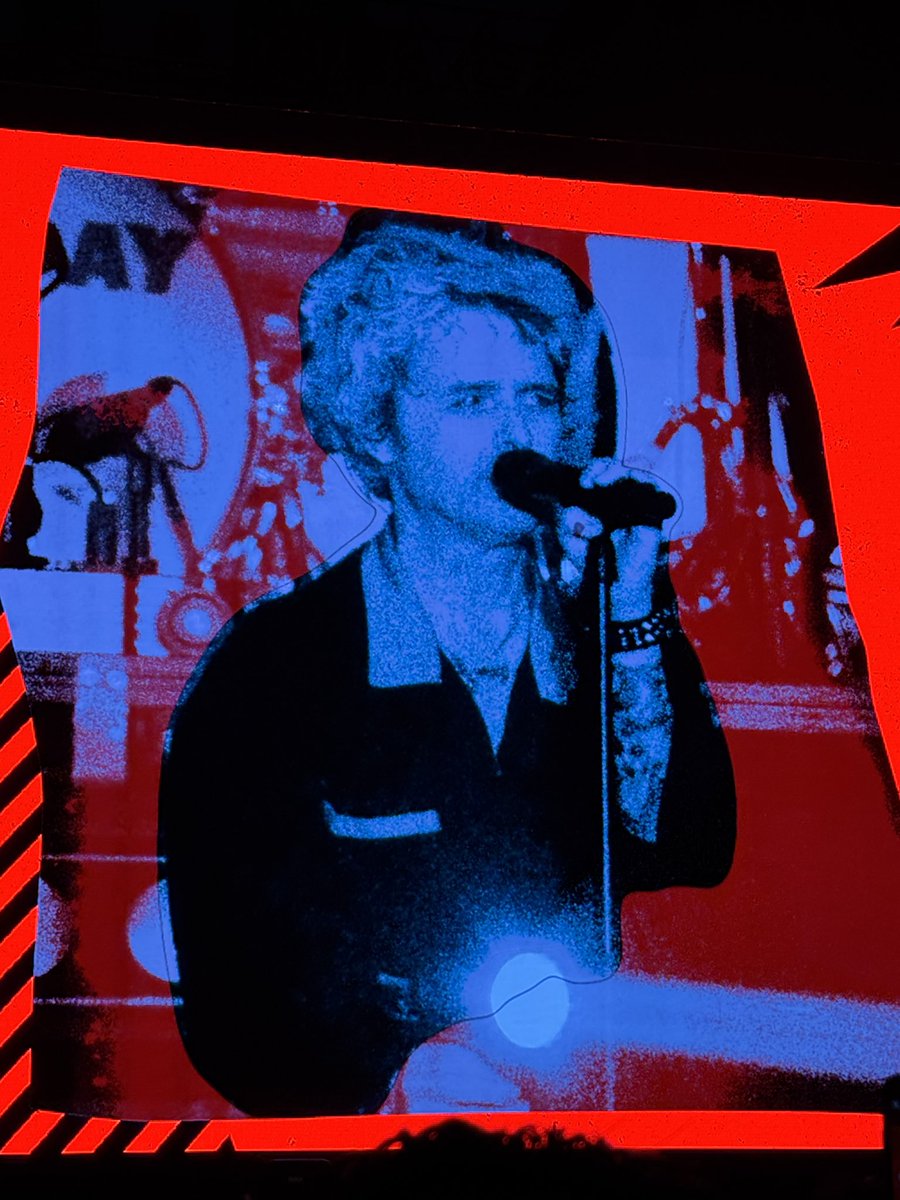 daussay's tweet photo. “It's something unpredictable
But in the end, it's right
I hope you had the time of your life”

🫠🫠
thanks greenday, cheered me up abit even tho i was crying in the rain lol https://t.co/sL26bxVn52
