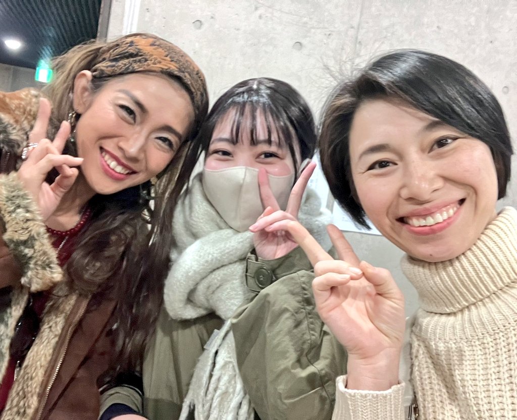 千秋楽にアヤ-ナ・シ🍐<a href="/mogu_ama/">アヤ-ナ・シ🍐</a>  の相方、井田紋乃<a href="/ayanoida/">井田紋乃（焼酎亭薬膳）5/31@アイホール✨</a>が観にきてくれてパシャリ📷💕すると偶然にも『モグラの雨やどり』のゲストだった西村花温さん<a href="/kaon_nishimura/">西村花温</a>もこの日ご来場で久々に #モグ雨 キャストが揃ったー！とっても嬉しかったです💕
#七の会 #天王寺七坂物語 #一心寺シアター倶楽