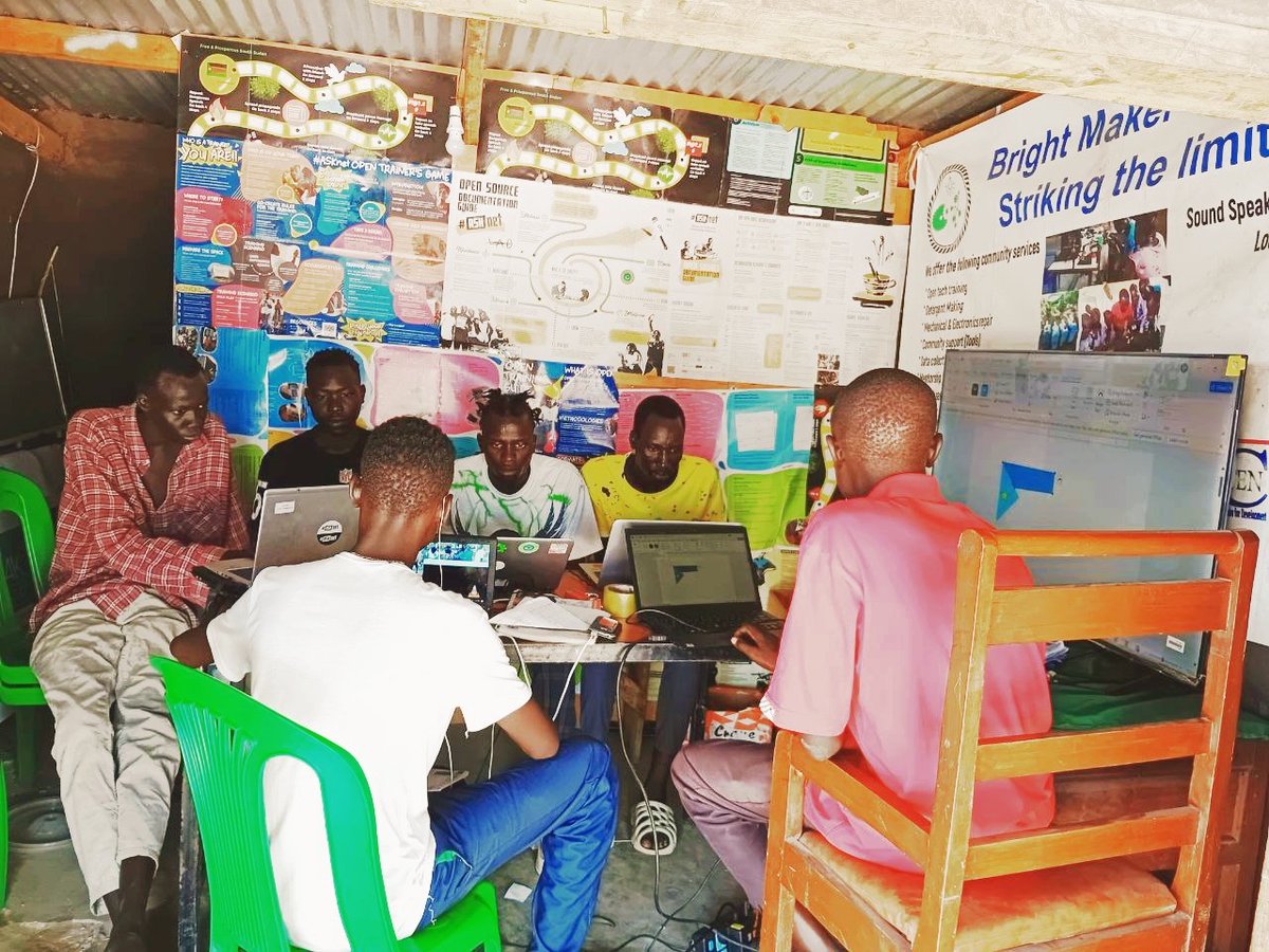 Did you know?
Digital skills + repair tools = DigitalRepair empowered communities!
With digital literacy, individuals can access troubleshooting guides and fix devices, connect with global experts, and exchange knowledge. 

Please support CC4D by donating: gofund.me/bda8b531