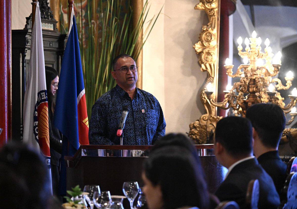 ASEAN's tweet photo. Secretary-General of ASEAN, Dr. Kao Kim Hourn, this evening delivered remarks at the ASEAN Energy Reception 2025, where he welcomed the new Executive Director of the ASEAN Centre for Energy (ACE), Dato’ Ir. Ts. Abdul Razib Dawood, as well as key partners, stakeholders and esteemed guests. Dr. Kao also underscored the importance of unlocking ASEAN's vast energy potential, especially in constructing a more resilient and sustainable energy ecosystem, and reaffirmed ASEAN’s commitment to advancing energy security, sustainability, and connectivity in the region.

Read the full remarks: https://t.co/NcCR3Icius