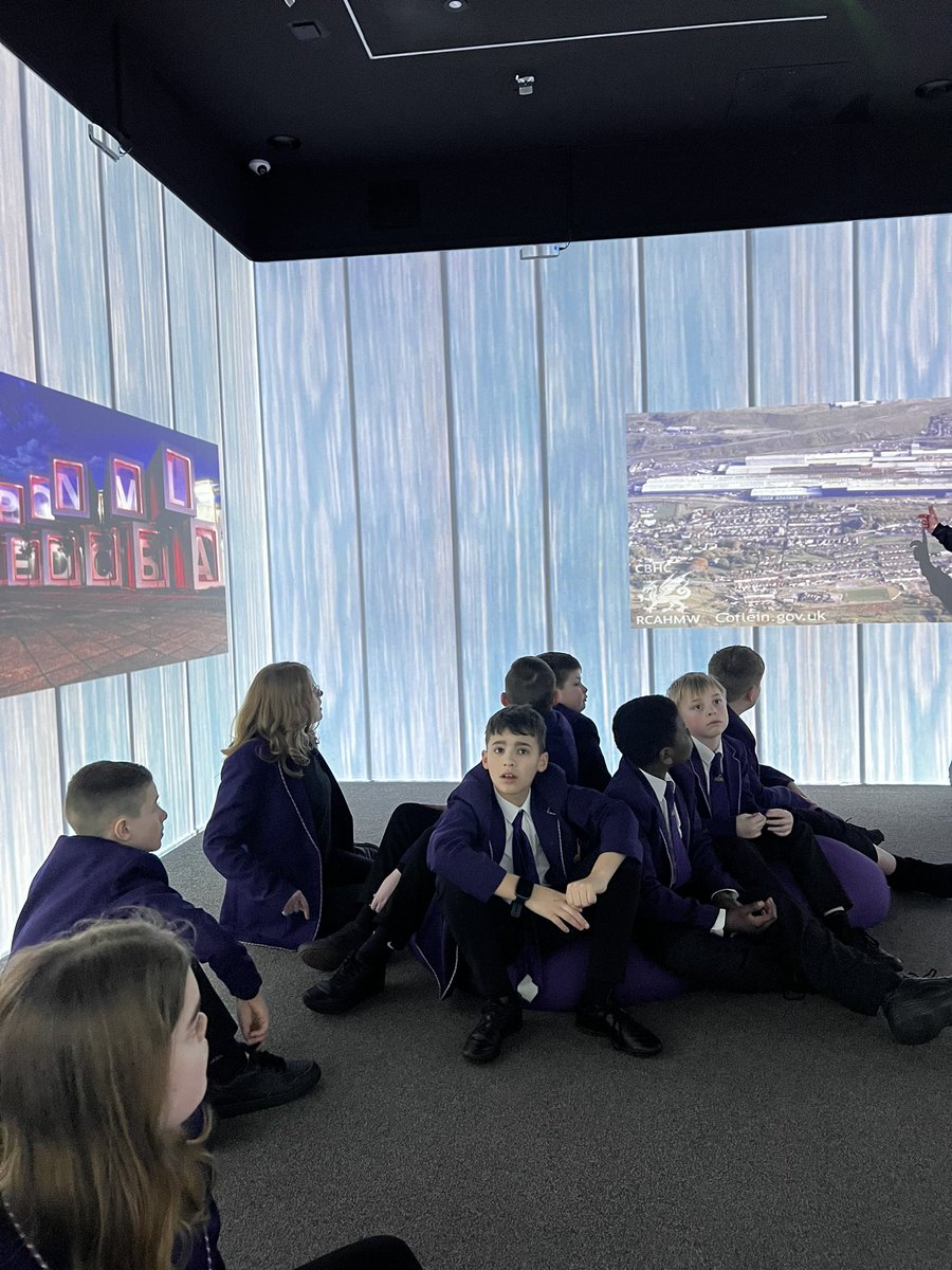 MissMeredith8's tweet image. After a half term learning about our Cynefin we went to the 5G Pod for an interactive session on the steelworks and our local area. It was great!
Ar ôl hanner tymor o astudio Cynefin aethon ni i’r Pod 5G am sesiwn interactif ar y gwaith dur ac ein hardal. Roedd hi’n wych!