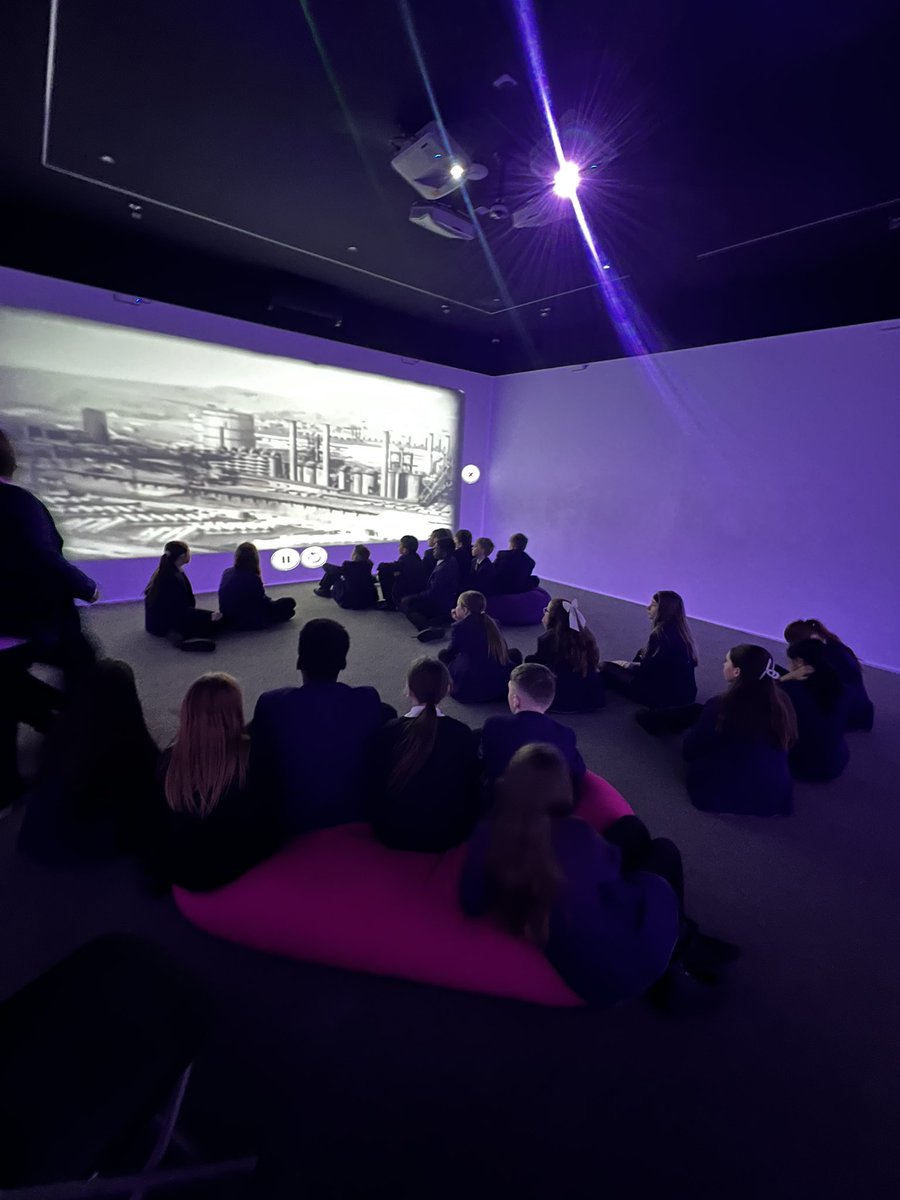 MissMeredith8's tweet image. After a half term learning about our Cynefin we went to the 5G Pod for an interactive session on the steelworks and our local area. It was great!
Ar ôl hanner tymor o astudio Cynefin aethon ni i’r Pod 5G am sesiwn interactif ar y gwaith dur ac ein hardal. Roedd hi’n wych!