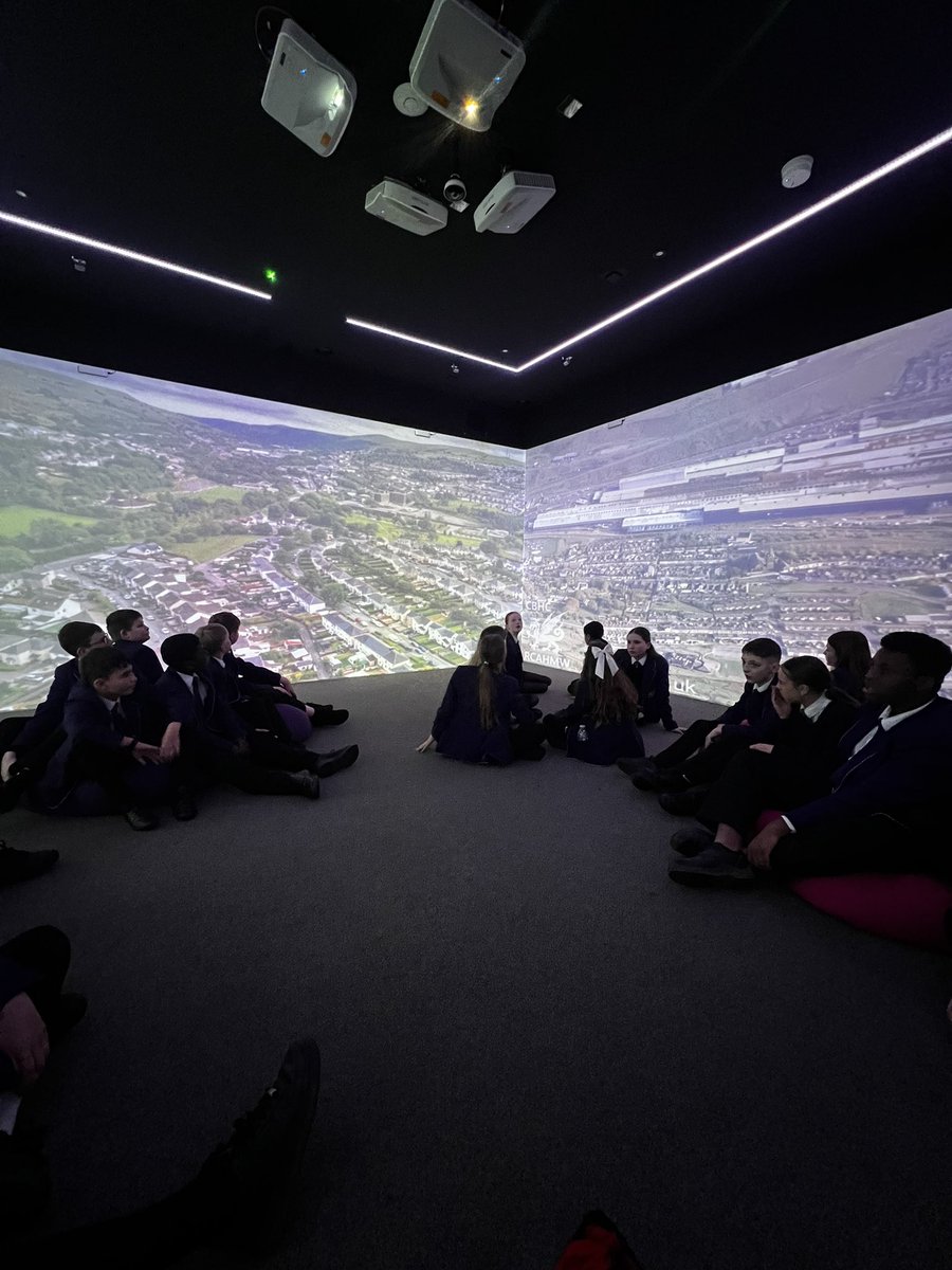 MissMeredith8's tweet image. After a half term learning about our Cynefin we went to the 5G Pod for an interactive session on the steelworks and our local area. It was great!
Ar ôl hanner tymor o astudio Cynefin aethon ni i’r Pod 5G am sesiwn interactif ar y gwaith dur ac ein hardal. Roedd hi’n wych!