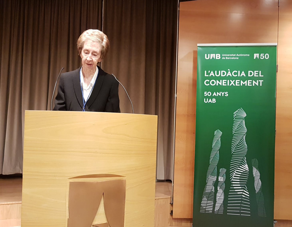 bibliotequesUAB's tweet photo. Es va casar amb Eladio Viñuela (1937-1999), químic i biòleg molecular. I tot i que el matrimoni feia recerca conjunta, el 1970 Viñuela va decidir canviar el seu camp d’estudi al del virus de la pesta porcina africana perquè Margarita es sentia discriminada per ésser la seva dona. https://t.co/yzm8RyKCWD