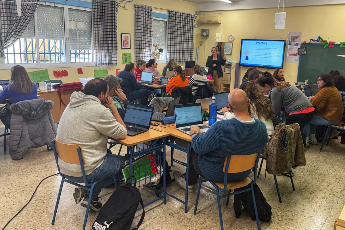👥 Segunda sesión presencial del Grupo de Trabajo ➡️ "CUADERNO DE CLASE DE <a href="/senecaeducacion/">Séneca Educación</a> "  

👩‍🏫 A cargo de <a href="/ralvmar220/">Rocío Álvarez Martín</a> 
 🏫 En el CEIP Vicente Neria Serrano de la zona <a href="/cepcastilleja/">CEP Castilleja</a> ✅

 #FormaciónDocente 🚀