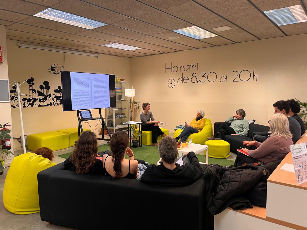 1a sessió del #clubdelectura de #filosofia a la <a href="/bibupcvilanova/">Biblioteca UPC VILANOVA</a> on hem estat dialogant sobre el concepte d’enamorament de Plató.
Gràcies Mariona per fer-ho tan interessant!T’esperem amb ganes a la sessió del club el mes vinent. 😊
#bibliotequesupc #nonomésprestemllibres <a href="/UPC_Arts/">UPCArts</a>
