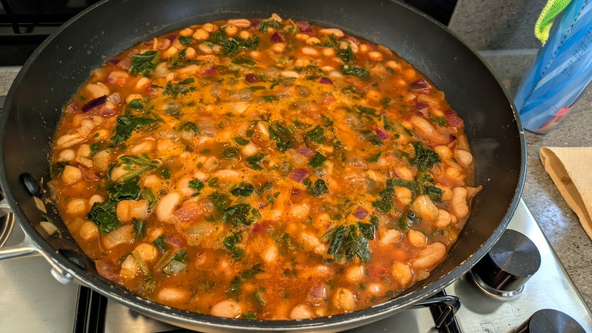 VeganOlive1's tweet image. Lots of cooking today, #Nduja bubble &amp;amp; squeak cakes (rough &amp;amp; ready but hope taste good 🤞) with #Nduja bean &amp;amp; spinach stew 💯 #Vegan #Veganism 😋🌱🌻♥️👌☺️🤤