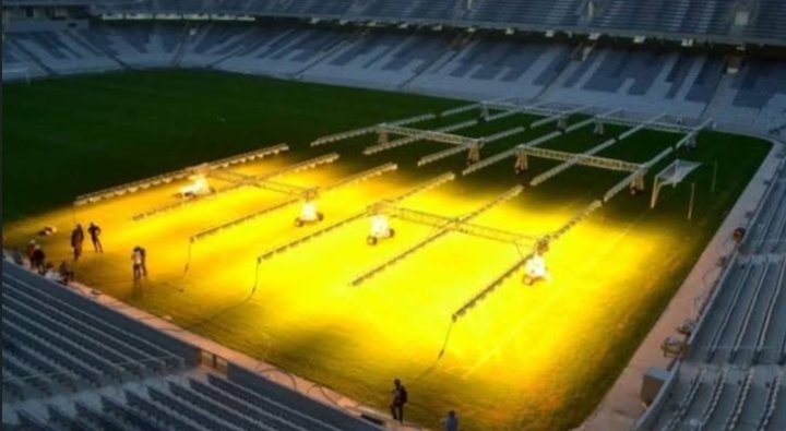 Muitos pensam que o Athletico usar gramado sintético é puro capricho, ou uma tentativa de ganhar uma "vantagem", mas na verdade é quase IMPOSSÍVEL um gramado natural de qualidade na Arena e aqui vai a explicação:

O maior problema é que PASSA UM RIO debaixo do estádio.

O local