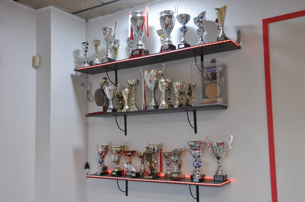 El Club de futbol Tramuntana inaugura nova seu a la Zona Esportiva La Mina, després de 24 anys als baixos del # 1 del carrer de la Tramuntana que li va donar nom. Entre les seccions masculina i femenina, el club té 12 equips jugant a la lliga catalana. t.ly/EkpIT