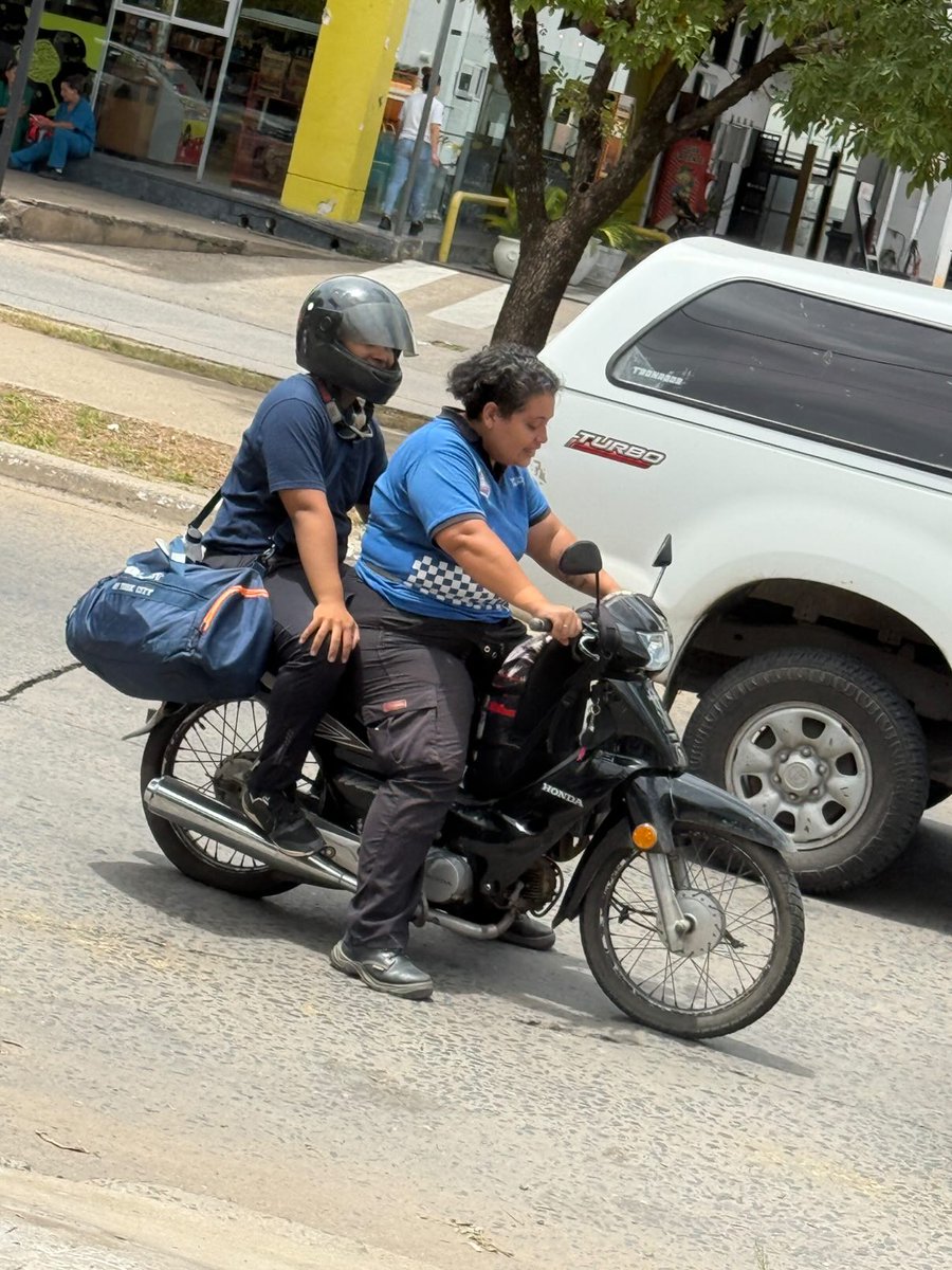 ¿Para que no te saquen la moto en Resistencia, ¿Quién debe llevar casco, el pasajero o el conductor?

Los leemos 👇