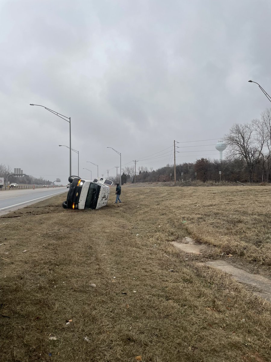 OHPDPS's tweet image. This is what we are seeing all over the OKC metro area. These crashes happened at I-35 northbound at 2nd Street. We are also working numerous jackknifed semis. The common denominator is drivers traveling too fast for the weather conditions.