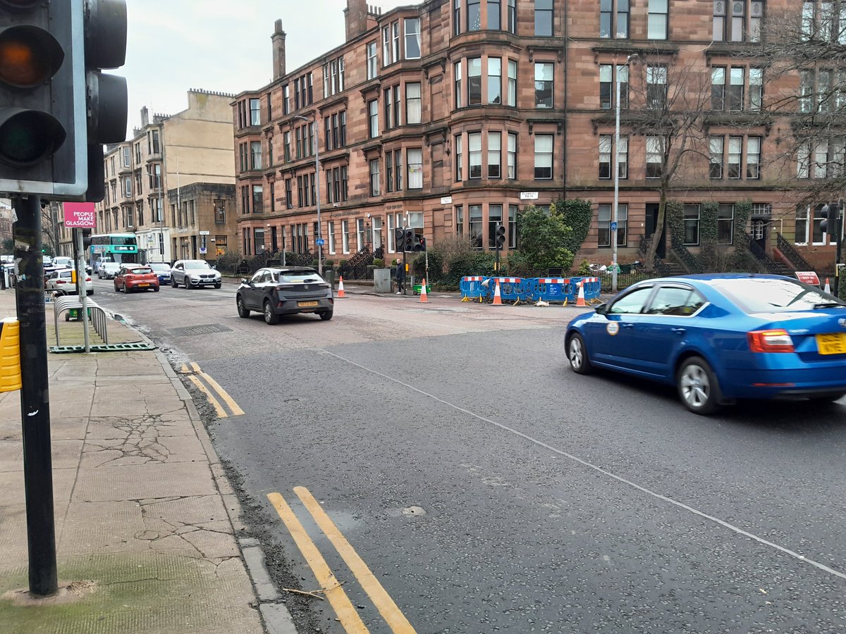 HughendenWatch's tweet image. ⚠️Roadworks and temporary🚦Hyndland Road at Clarence Drive - delays likely