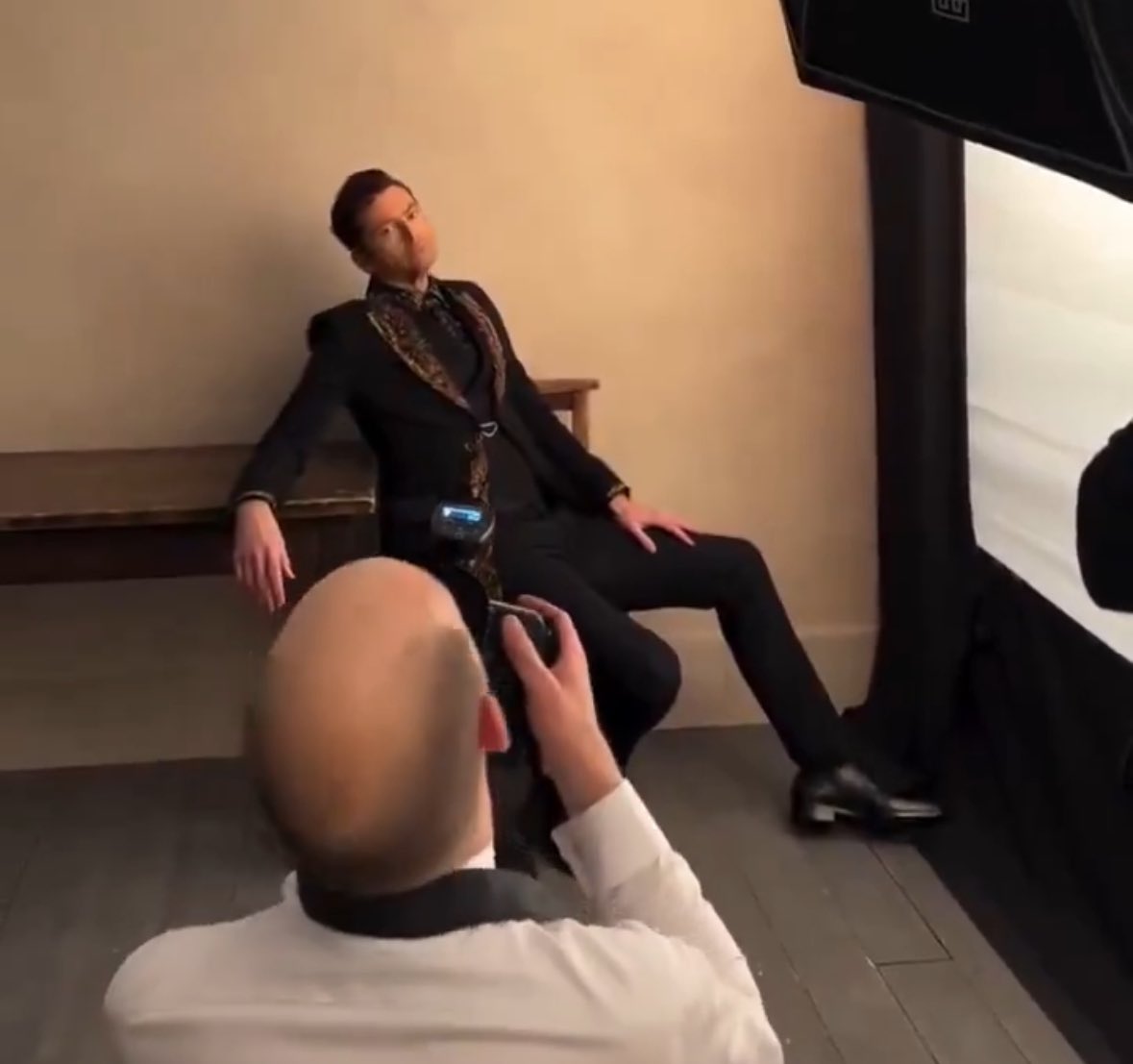 DAVID JOHN TENNANT, SIR WHY ARE YOU MAN SPREADING LIKE THAT??? YOU'LL GET PEOPLE OVULATE IN NO TIME.