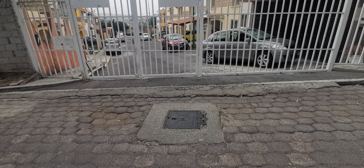 maciasm1's tweet photo. @AguadePuebla @PueblaAyto buenos días solo para reportar este hundimiento en la calle Del jardín con calle Líbano y calle violeta en jardines del sur, es en donde agua de puebla abre la llave para el suministro de agua. Lo pueden arreglar por favor. https://t.co/TIHs5omNBJ