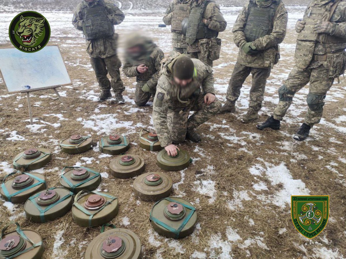 33ararmy's tweet photo. А щоб кацапські чоботи менше топтали нашу неньку і більше розліталися по сторонах – вчимося мінуванню!
#33ошп #bigcats
And to make sure russian boots trample our motherland less and fly apart more – we're learning mine warfare!
#33ar #bigcats https://t.co/eVzrgqa8on