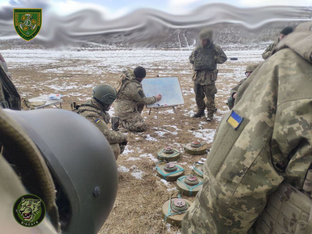33ararmy's tweet photo. А щоб кацапські чоботи менше топтали нашу неньку і більше розліталися по сторонах – вчимося мінуванню!
#33ошп #bigcats
And to make sure russian boots trample our motherland less and fly apart more – we're learning mine warfare!
#33ar #bigcats https://t.co/eVzrgqa8on
