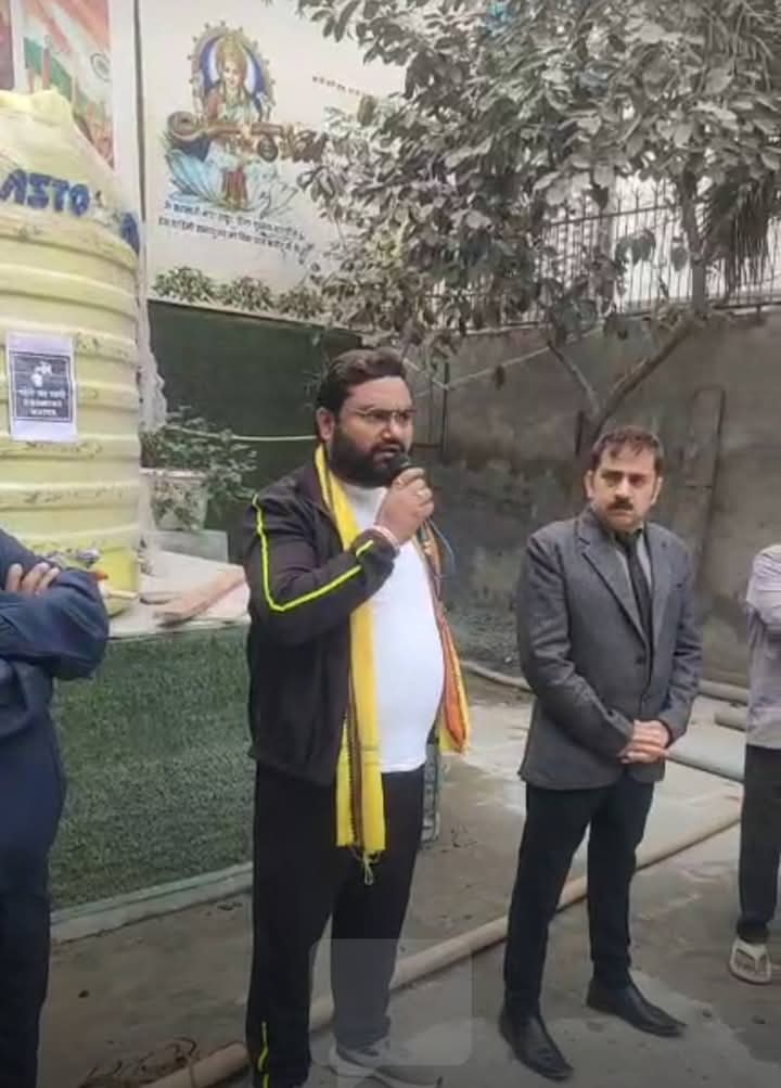 Deepakmishra423's tweet photo. इन्कलाब जिन्दाबाद!!
बडे भैया @Saurabhjha92  जी के नेतृत्व मे MCD द्वारा सिल किऐ गए जागृति पब्लिक स्कूल को किरारी की जनता एवं स्कूल के बच्चों के द्वारा पुनः खोल दिया गया!!
@ArvindKejriwal @SandeepPathak04 @msisodia @AamAadmiParty @AapKaGopalRai https://t.co/sISp49fWHB
