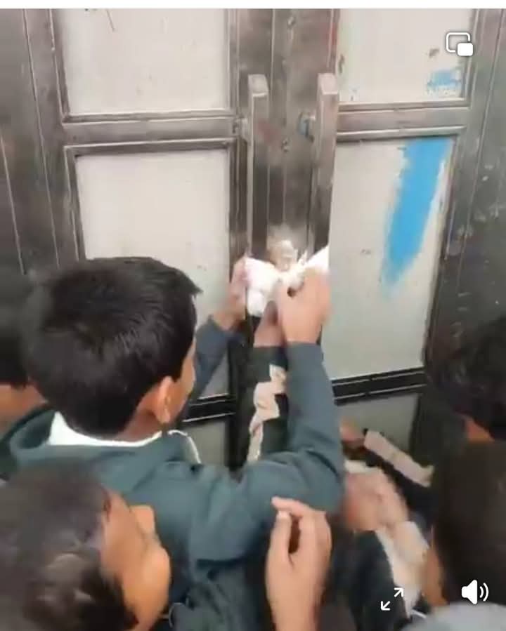 Deepakmishra423's tweet photo. इन्कलाब जिन्दाबाद!!
बडे भैया @Saurabhjha92  जी के नेतृत्व मे MCD द्वारा सिल किऐ गए जागृति पब्लिक स्कूल को किरारी की जनता एवं स्कूल के बच्चों के द्वारा पुनः खोल दिया गया!!
@ArvindKejriwal @SandeepPathak04 @msisodia @AamAadmiParty @AapKaGopalRai https://t.co/sISp49fWHB