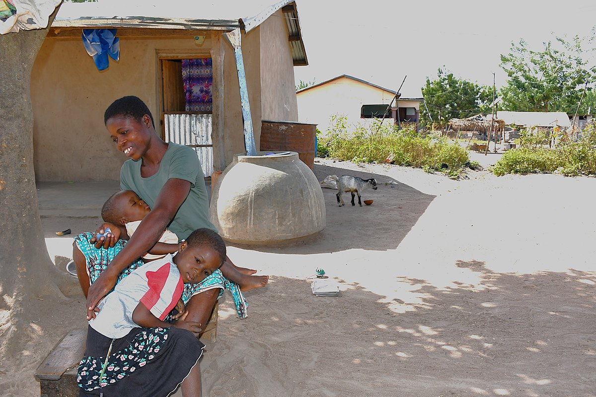 sos_togo's tweet photo. « Nos enfants ont une meilleure santé. Leur bouillie est faite de farine enrichie au soja et au moringa. Nous les amenons aux soins en cas de maladie. Nous sommes vraiment soulagés des frais et soucis de #santé. » Adjo, mère de 4 enfants à Ilama (Ogou), sur #BabyMoto. @apotea_se https://t.co/0gupldJviE